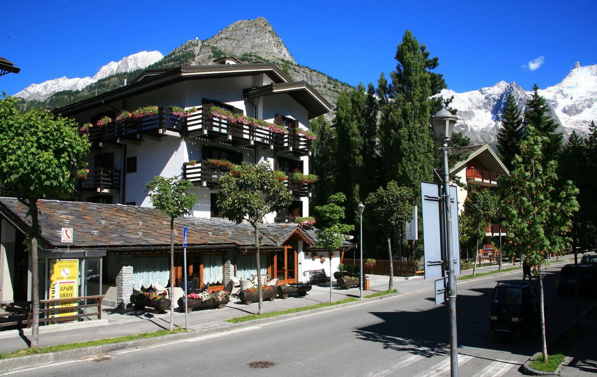 Hotel Les Jumeaux Courmayeur Exterior foto